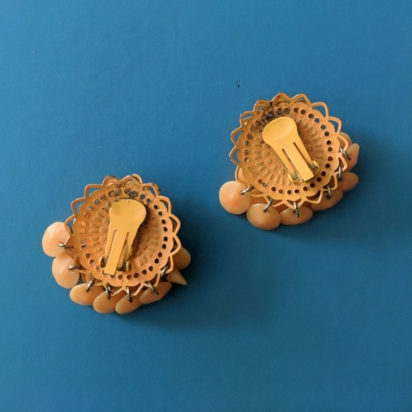 Vintage Peach 🍑 Beaded Clip-on Earrings - Picture 2 of 4